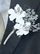 Load image into Gallery viewer, White flower Brooch Groom usher large Boutonniere. Alternative flower lily,Wedding Buttonhole Pin.Wedding Boutonnière by Crystal wedding uk