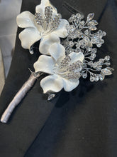 Load image into Gallery viewer, White flower Brooch Groom usher large Boutonniere. Alternative flower lily,Wedding Buttonhole Pin.Wedding Boutonnière by Crystal wedding uk