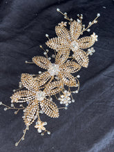 Load image into Gallery viewer, Gold Flower Cake Jewelery Rhinestone Wedding Cake Decoration