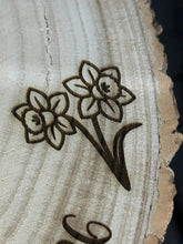 Load image into Gallery viewer, Personalized Wood Slice Cake Stand, Engraved Rustic Wedding Display stand, Personalised Engraved log Slice with Daffodils