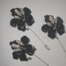 Load and play video in Gallery viewer, White flower Brooch Groom Boutonniere. Alternative  flower lily, Wedding Buttonhole Pin.  Wedding Boutonnière by Crystal wedding uk