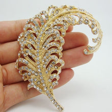 Load image into Gallery viewer, Peacock feather buttonhol Boutonniere Feather brooch, Alternative flower, Wedding Buttonhole Pin.  Wedding Boutonnière by Crystal wedding uk