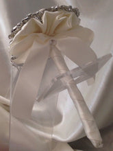 Load image into Gallery viewer, Mini brooch bouquet