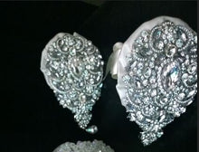 Load image into Gallery viewer, Mini brooch bouquet