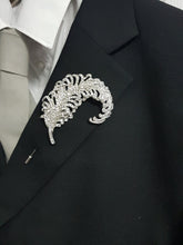 Load image into Gallery viewer, Peacock feather buttonhol Boutonniere Feather brooch, Alternative flower, Wedding Buttonhole Pin.  Wedding Boutonnière by Crystal wedding uk