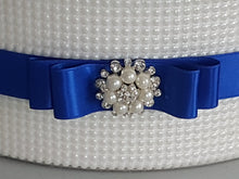 Load image into Gallery viewer, Pearl cake stand, cake holder with any colour and Pearl brooch