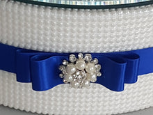 Load image into Gallery viewer, Pearl cake stand, cake holder with any colour and Pearl brooch