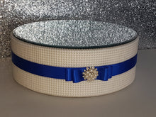 Load image into Gallery viewer, Pearl cake stand, cake holder with any colour and Pearl brooch