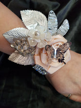 Load image into Gallery viewer, Wedding wrist corsage
