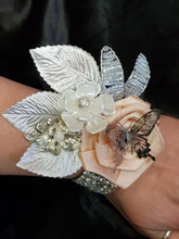 Load image into Gallery viewer, Wedding wrist corsage