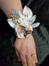 Load image into Gallery viewer, Wedding wrist corsage
