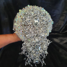 Load image into Gallery viewer, Crystal brooch bouquet