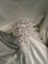 Load image into Gallery viewer, Crystal brooch bouquet
