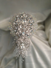Load image into Gallery viewer, Crystal brooch bouquet