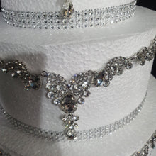 Load image into Gallery viewer, Crystal cake jewellery, Brooch ake decoration, rhinestone cake jewellery, -
