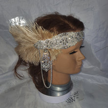 Load image into Gallery viewer, Feather hairpiece,The Great Gatsby 1920&#39;s feather rhinestone brooch.
