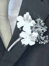 Load image into Gallery viewer, White flower Brooch Groom usher large Boutonniere. Alternative flower lily,Wedding Buttonhole Pin.Wedding Boutonnière by Crystal wedding uk
