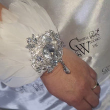 Load and play video in Gallery viewer, Feather wrist corsage,The Great Gatsby 1920&#39;s feather rhinestone brooch.

