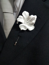 Load image into Gallery viewer, White flower Brooch Groom Boutonniere. Alternative  flower lily, Wedding Buttonhole Pin.  Wedding Boutonnière by Crystal wedding uk

