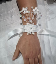 Load image into Gallery viewer, Snowflak and crystal wire  wrist corsage
